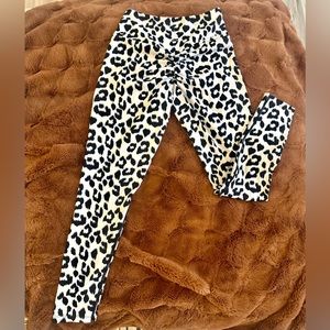 Ryderwear black and white scrunch butt leggings